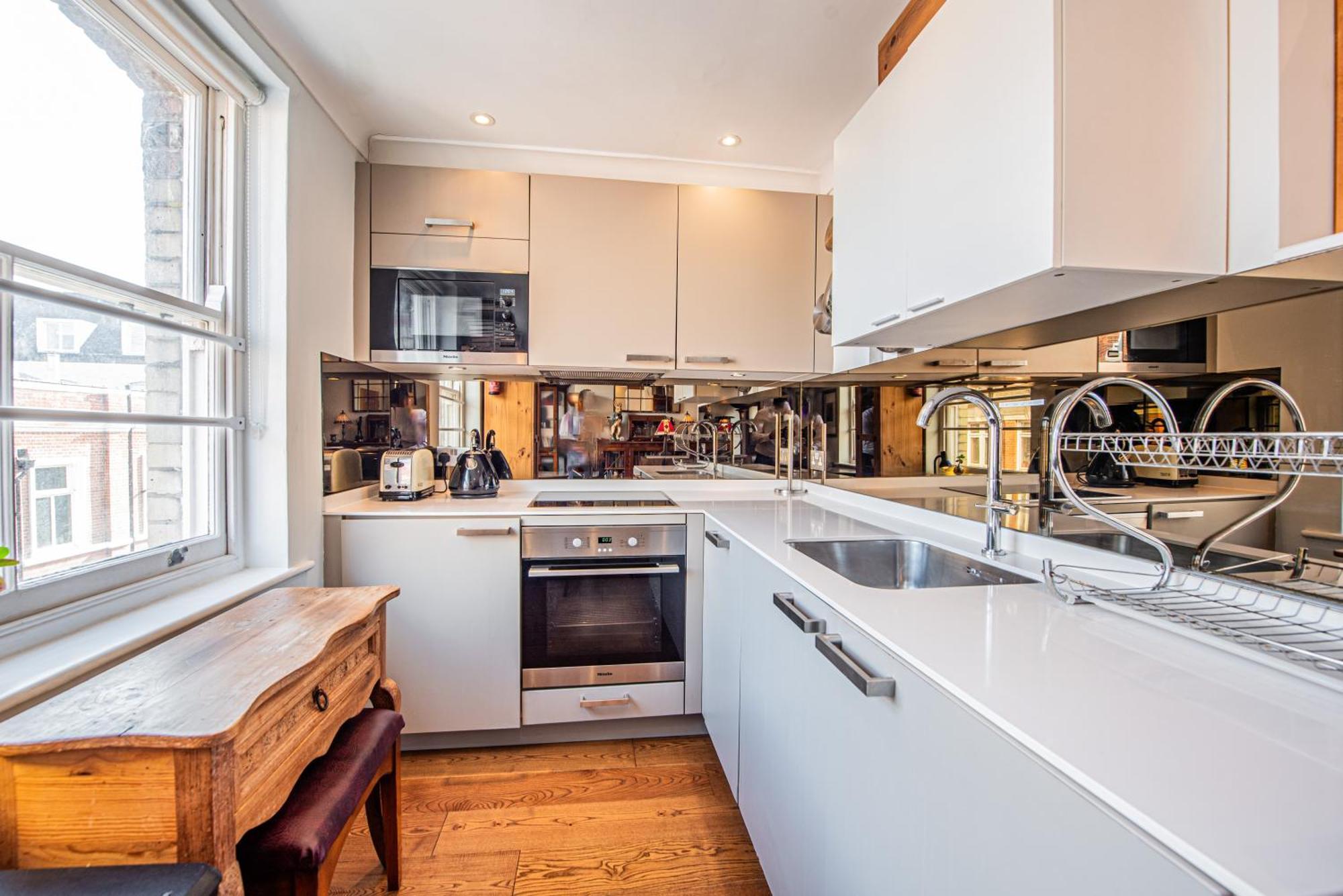 Stylish 1-Bed Flat In Soho - Prime Central Londra Dış mekan fotoğraf